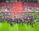 Supporters vieren feest op het veld
